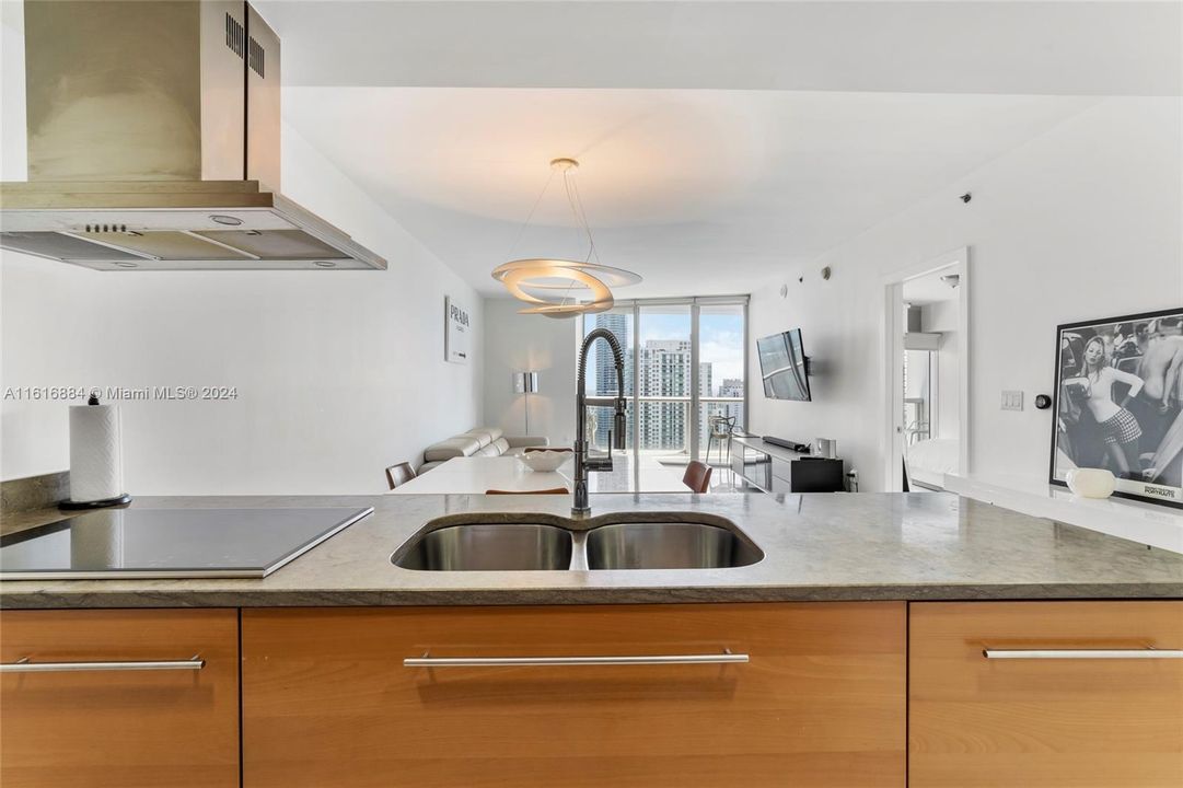 For Sale: $715,000 (1 beds, 1 baths, 984 Square Feet)