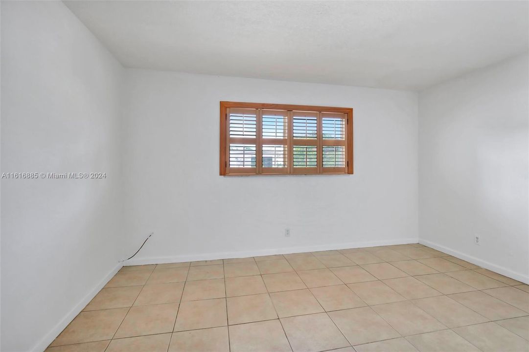 For Rent: $1,750 (1 beds, 1 baths, 725 Square Feet)