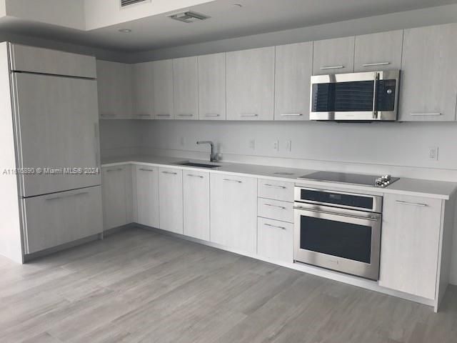 For Rent: $5,200 (2 beds, 2 baths, 1042 Square Feet)