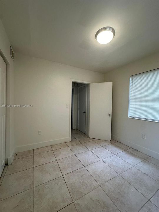 For Rent: $1,800 (1 beds, 1 baths, 1953 Square Feet)