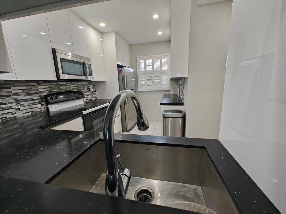 For Sale: $329,000 (2 beds, 2 baths, 1070 Square Feet)