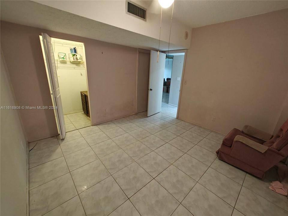 En Venta: $329,000 (2 camas, 2 baños, 1070 Pies cuadrados)