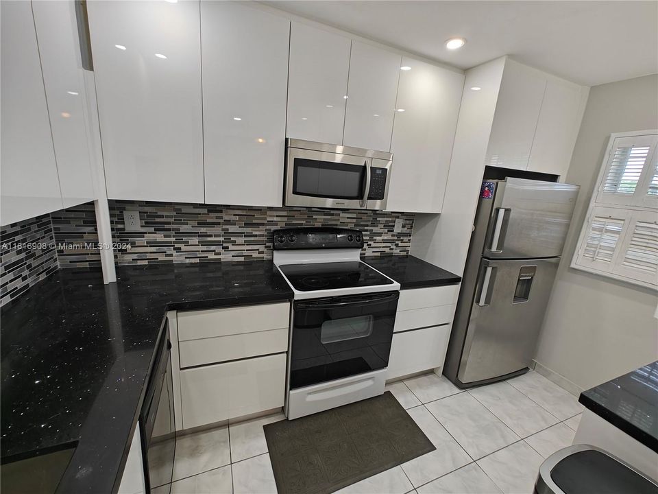 For Sale: $329,000 (2 beds, 2 baths, 1070 Square Feet)