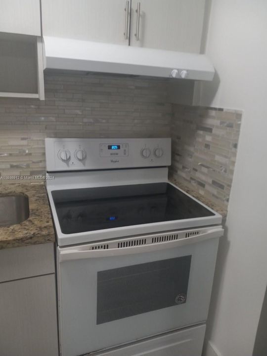 Active With Contract: $1,800 (1 beds, 1 baths, 900 Square Feet)