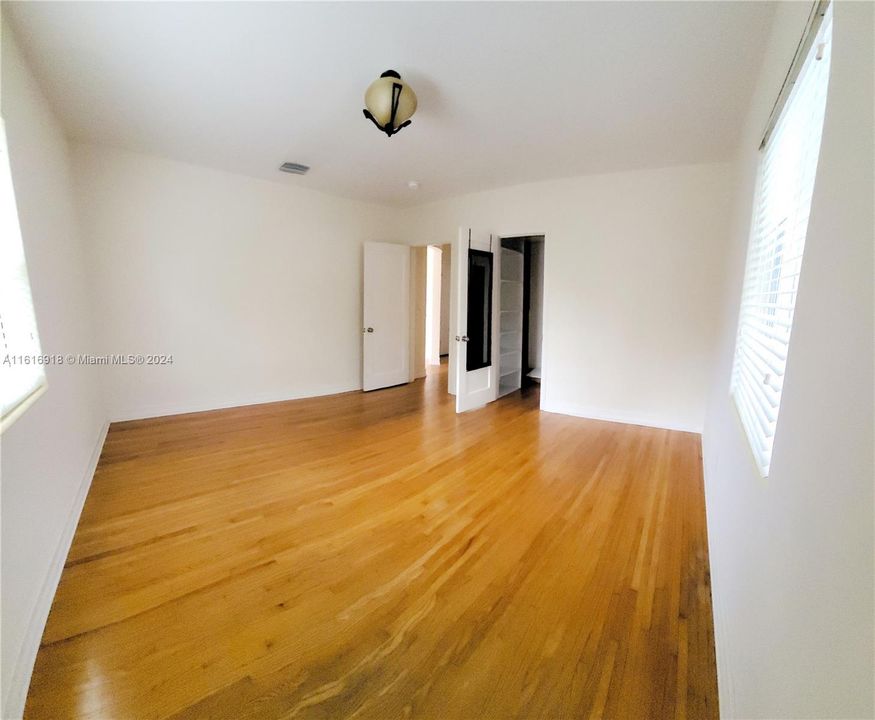 For Rent: $4,300 (2 beds, 1 baths, 1031 Square Feet)