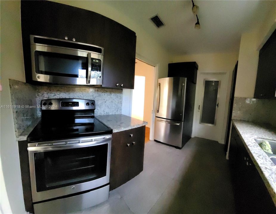 For Rent: $4,300 (2 beds, 1 baths, 1031 Square Feet)