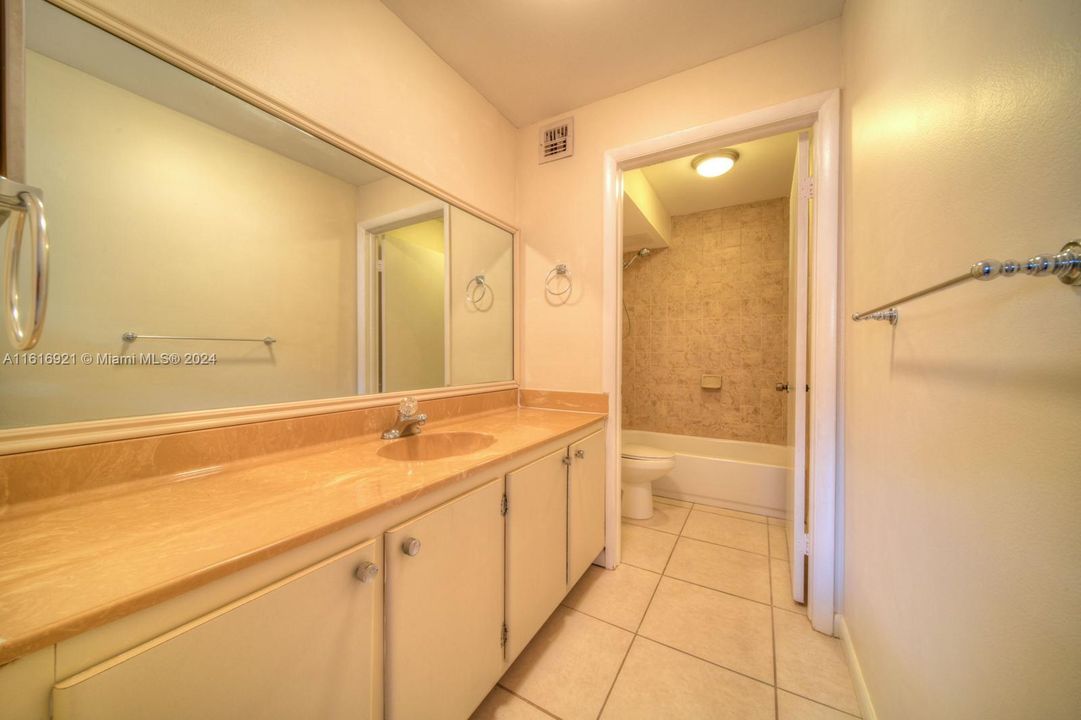 For Rent: $1,900 (1 beds, 1 baths, 787 Square Feet)