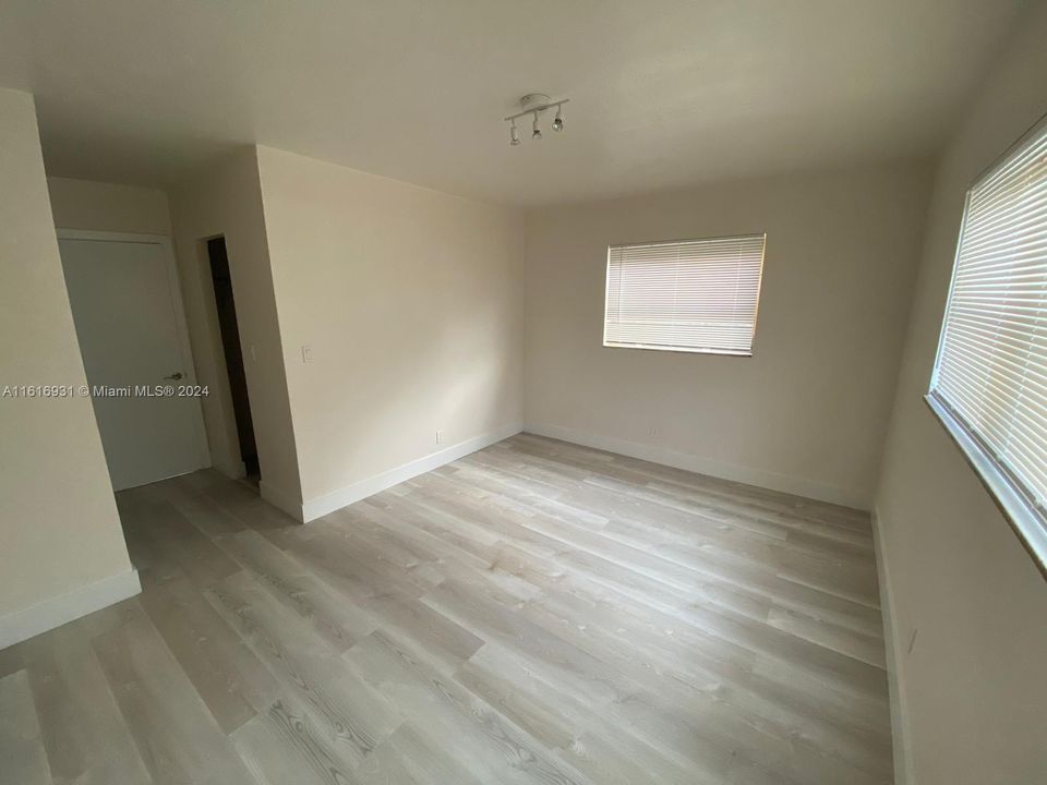 For Rent: $1,750 (1 beds, 1 baths, 725 Square Feet)