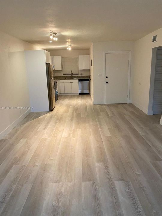 For Rent: $1,750 (1 beds, 1 baths, 725 Square Feet)