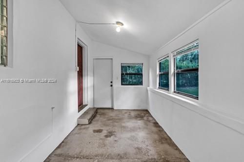 For Sale: $650,000 (1 beds, 1 baths, 957 Square Feet)