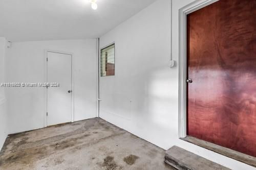 For Sale: $650,000 (1 beds, 1 baths, 957 Square Feet)