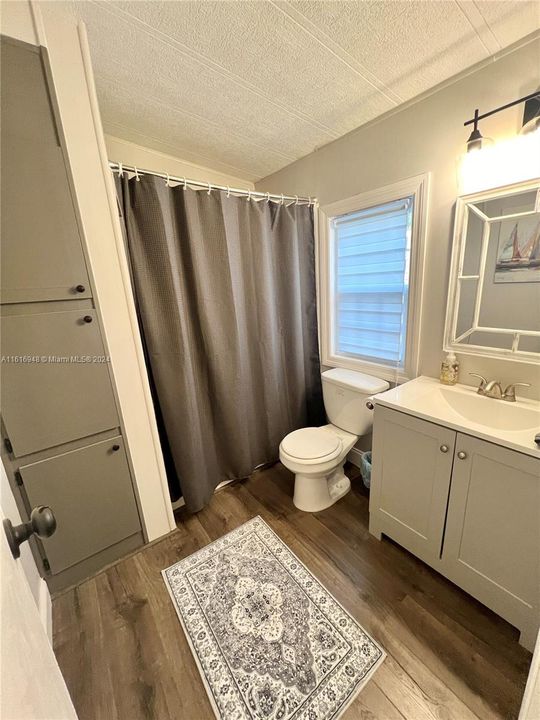 Primary en-suite bathroom w shower