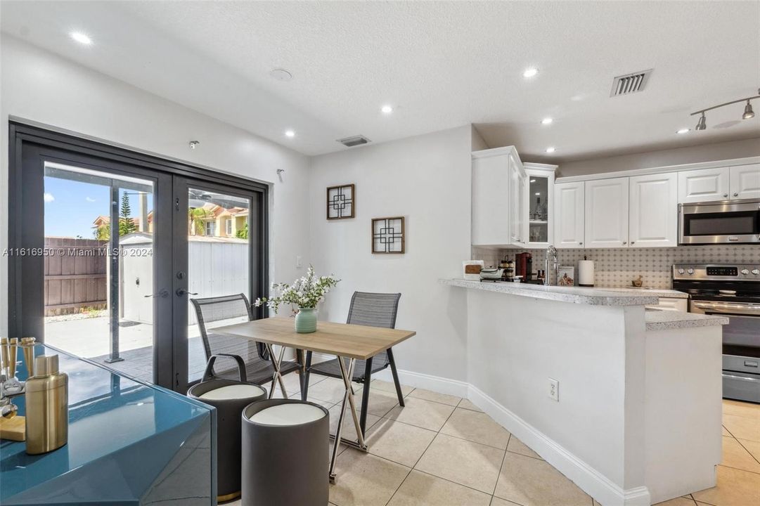 Recently Sold: $575,000 (3 beds, 2 baths, 1556 Square Feet)