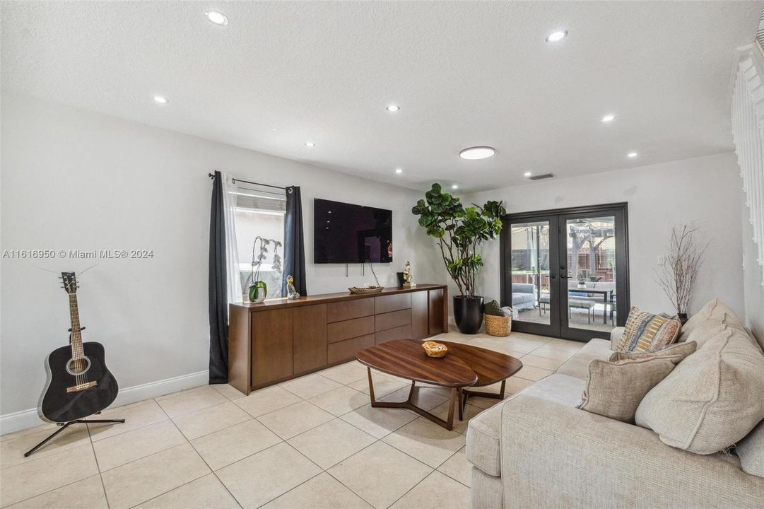 Recently Sold: $575,000 (3 beds, 2 baths, 1556 Square Feet)