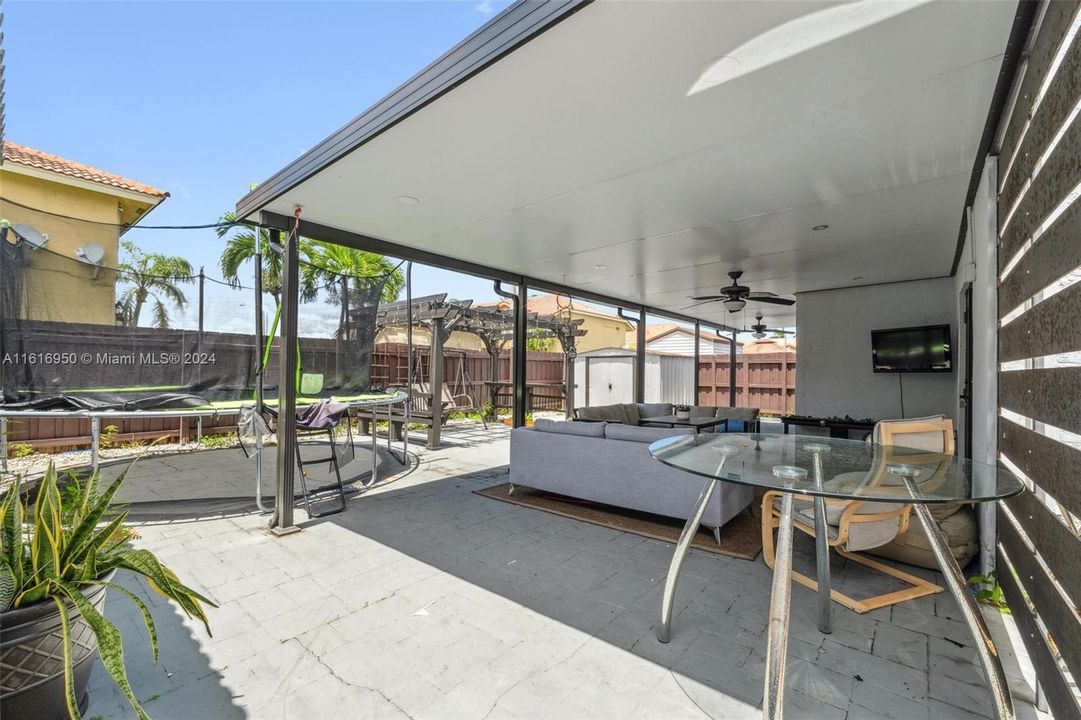 Recently Sold: $575,000 (3 beds, 2 baths, 1556 Square Feet)