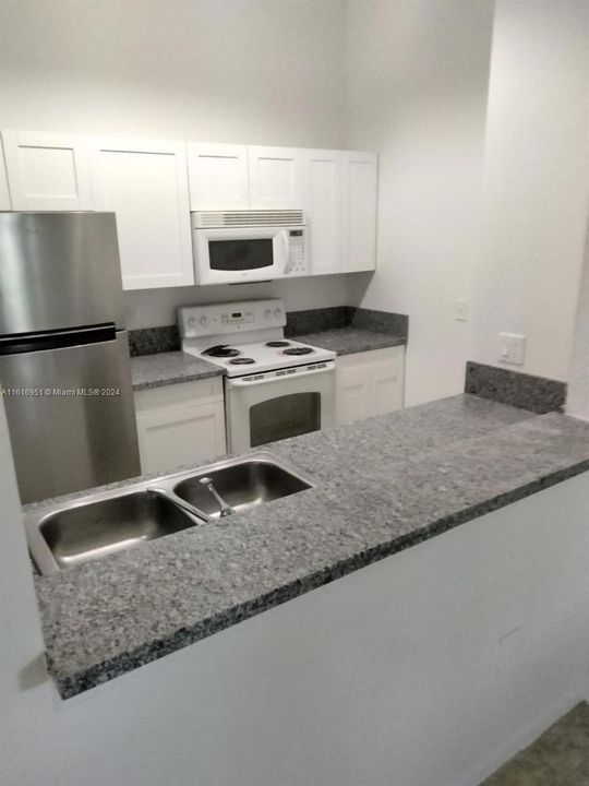 For Rent: $2,100 (2 beds, 2 baths, 981 Square Feet)