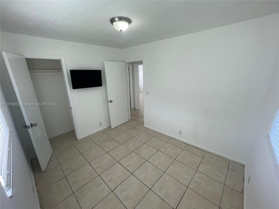 For Rent: $1,400 (2 beds, 1 baths, 2575 Square Feet)