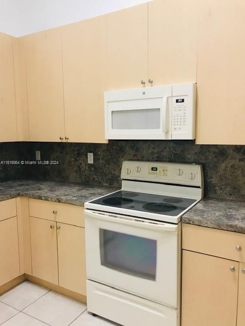 For Rent: $2,300 (2 beds, 2 baths, 1057 Square Feet)