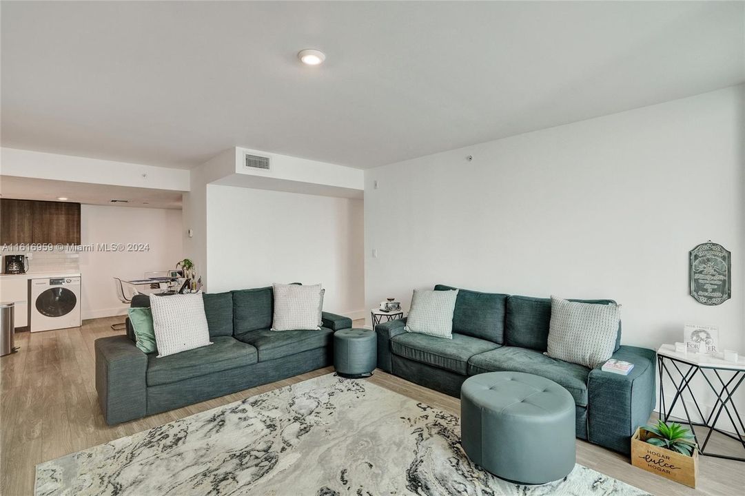 For Sale: $675,000 (2 beds, 2 baths, 1215 Square Feet)