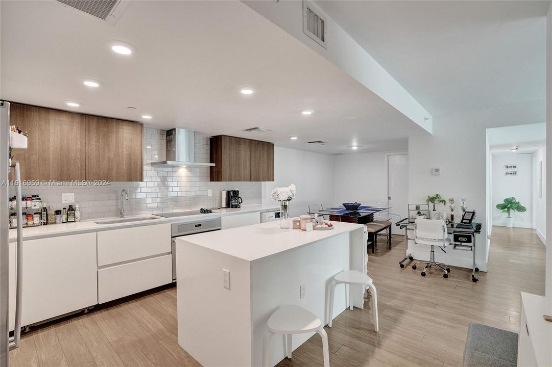 For Sale: $675,000 (2 beds, 2 baths, 1215 Square Feet)