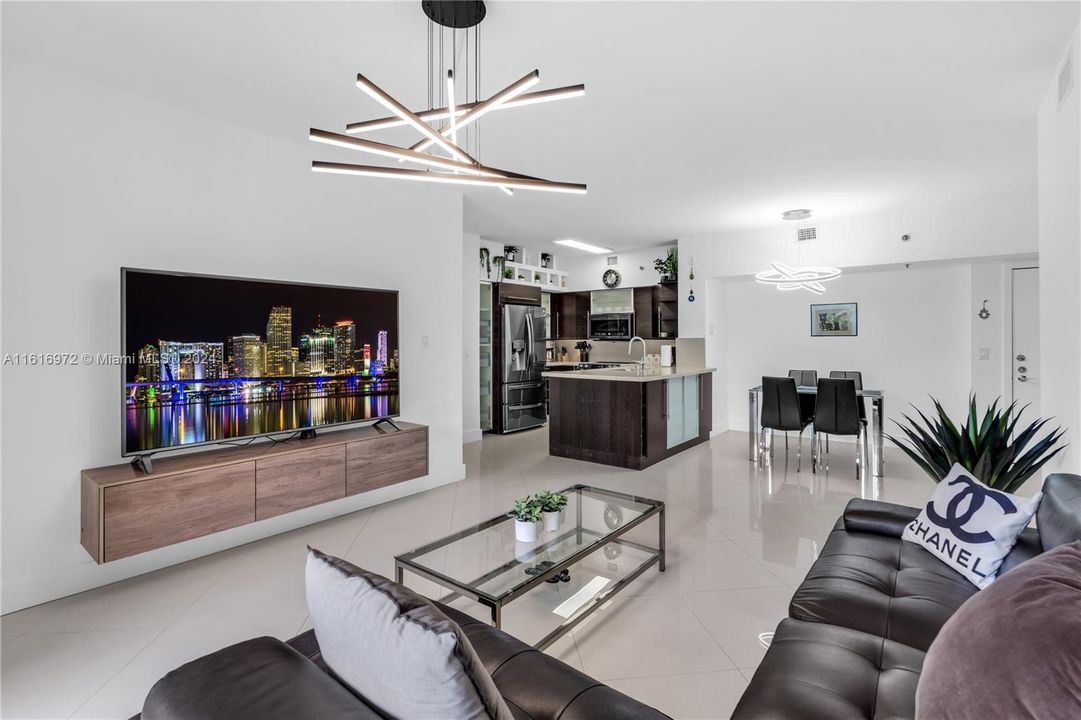 For Sale: $550,000 (2 beds, 2 baths, 1180 Square Feet)