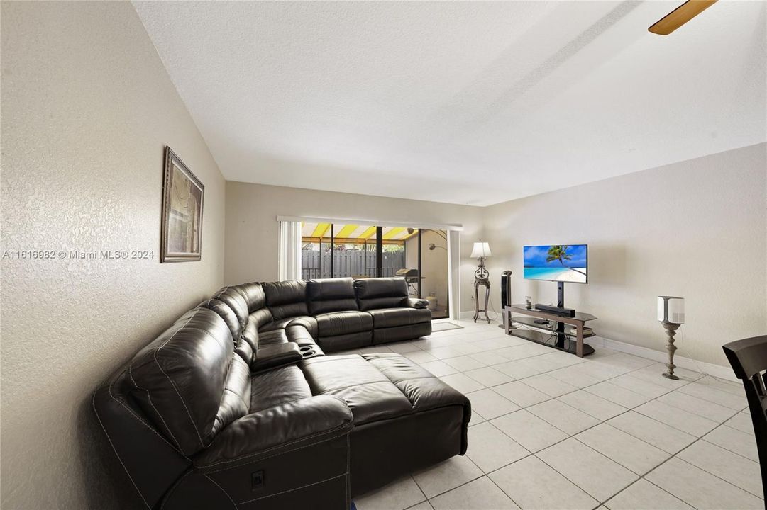 For Sale: $455,000 (2 beds, 2 baths, 1275 Square Feet)