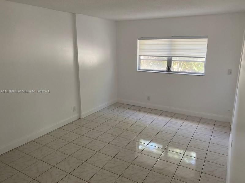 For Rent: $1,800 (1 beds, 1 baths, 898 Square Feet)