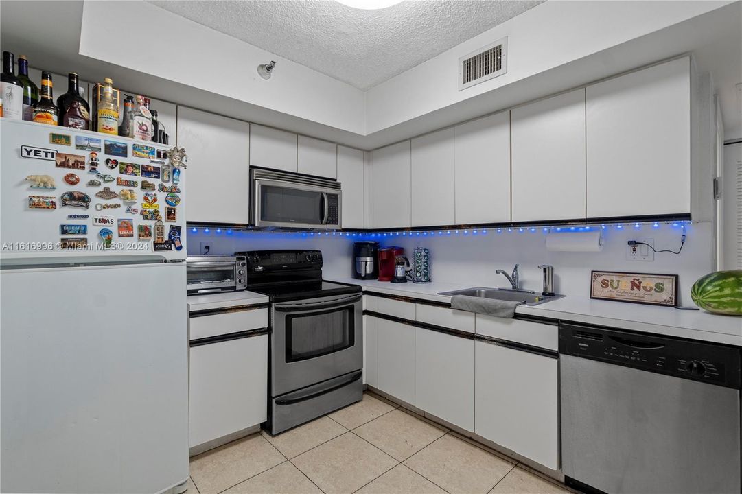 For Sale: $445,000 (2 beds, 2 baths, 1181 Square Feet)