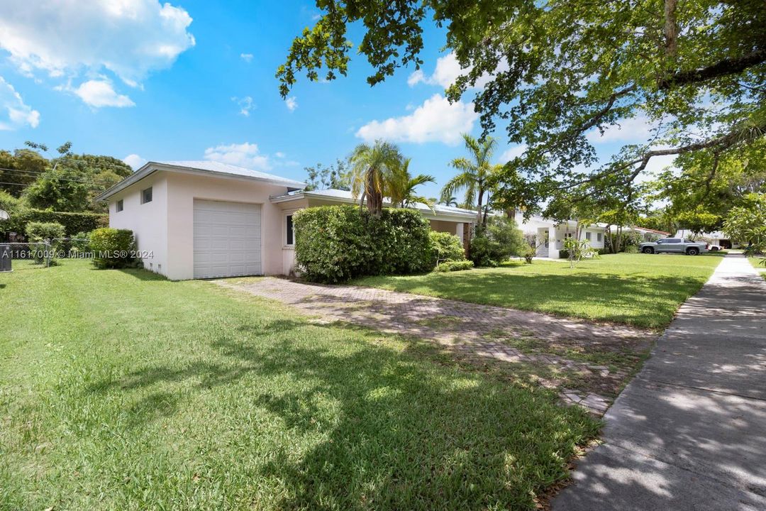 Active With Contract: $1,089,000 (3 beds, 2 baths, 1621 Square Feet)