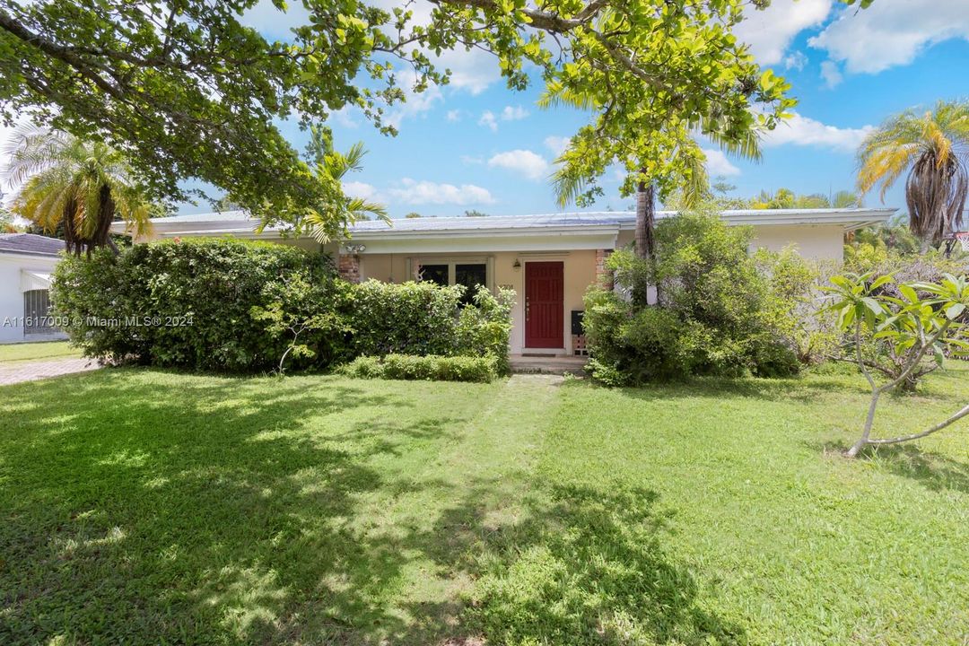 Active With Contract: $1,089,000 (3 beds, 2 baths, 1621 Square Feet)