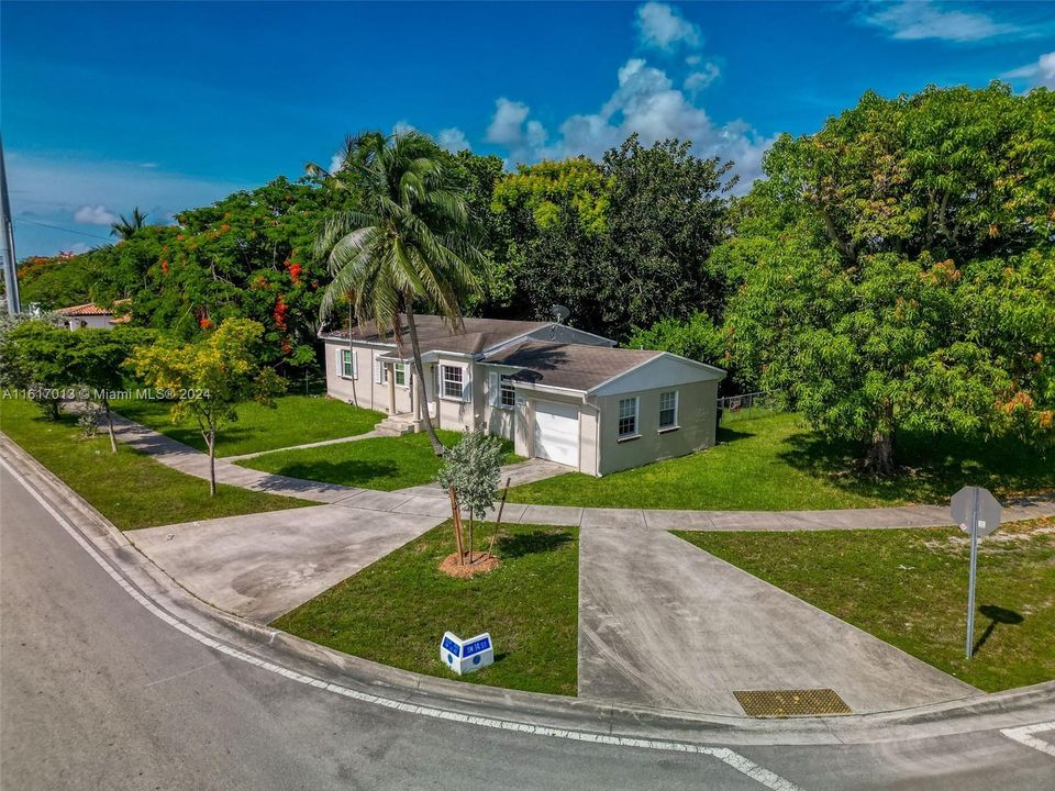 For Sale: $819,000 (3 beds, 1 baths, 1154 Square Feet)