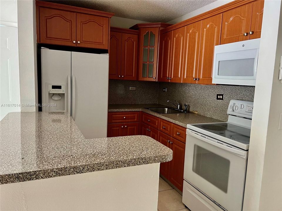 For Rent: $2,350 (2 beds, 2 baths, 870 Square Feet)