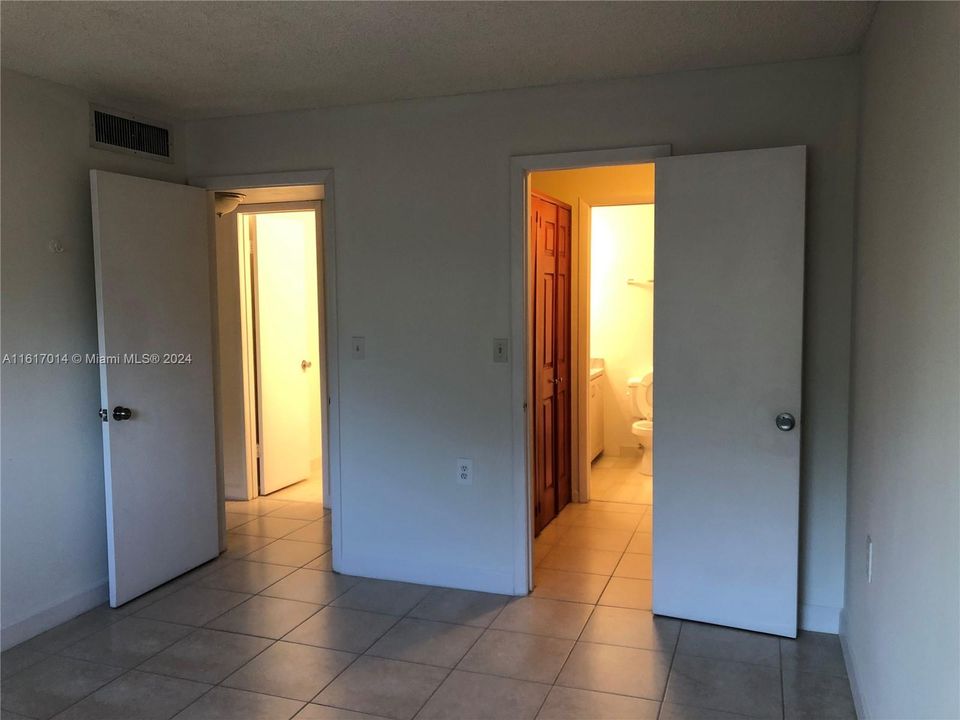 For Rent: $2,350 (2 beds, 2 baths, 870 Square Feet)