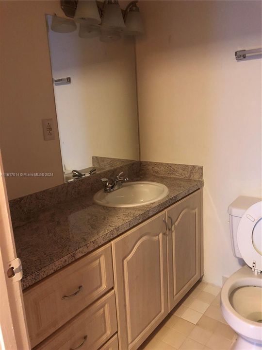 For Rent: $2,350 (2 beds, 2 baths, 870 Square Feet)