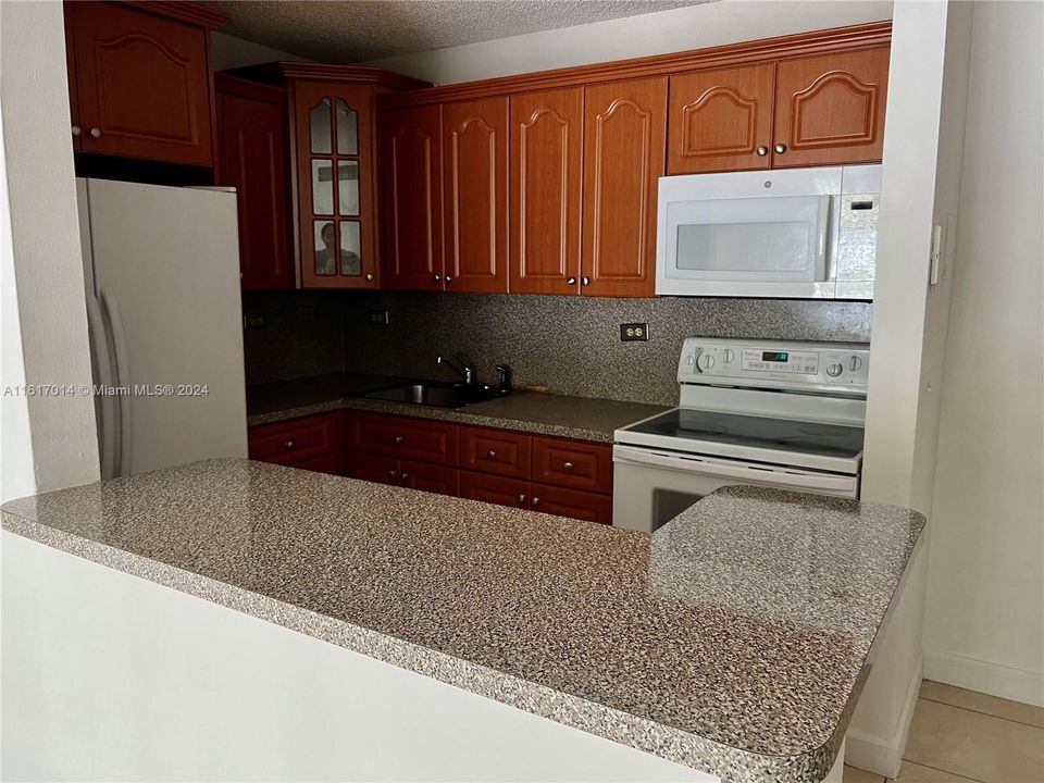 For Rent: $2,350 (2 beds, 2 baths, 870 Square Feet)