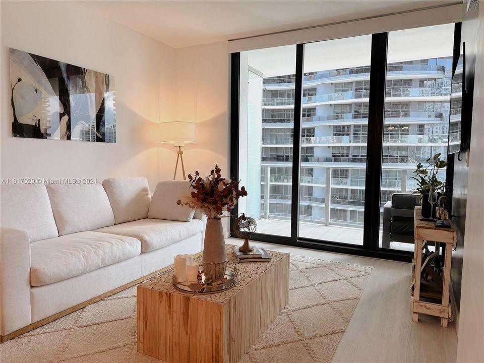 For Sale: $740,000 (1 beds, 1 baths, 759 Square Feet)