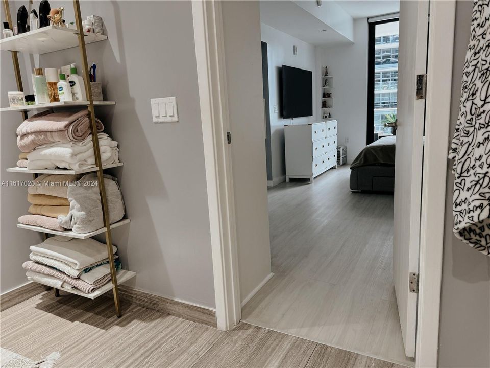 For Sale: $740,000 (1 beds, 1 baths, 759 Square Feet)