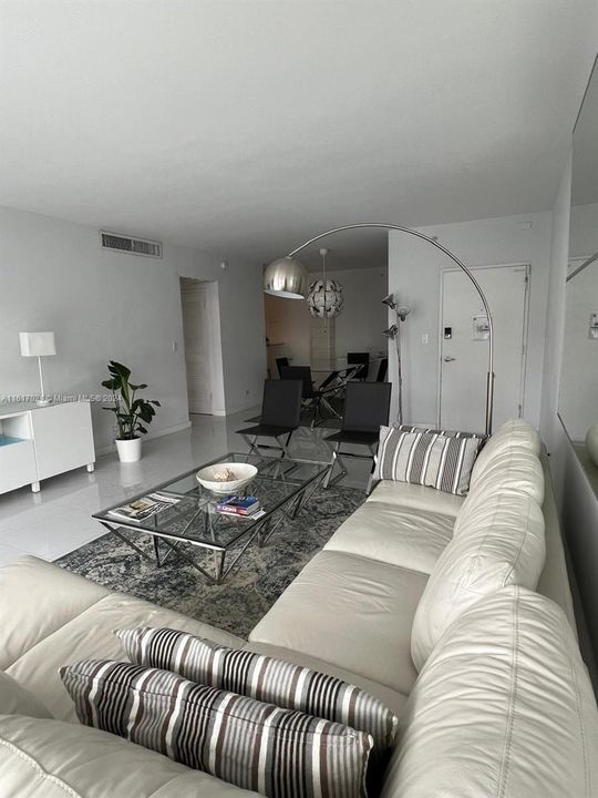 For Sale: $690,000 (1 beds, 1 baths, 960 Square Feet)