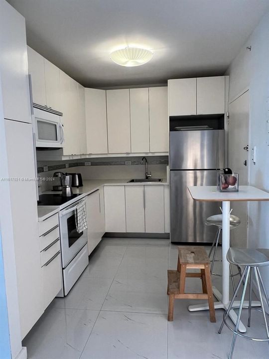 For Sale: $690,000 (1 beds, 1 baths, 960 Square Feet)