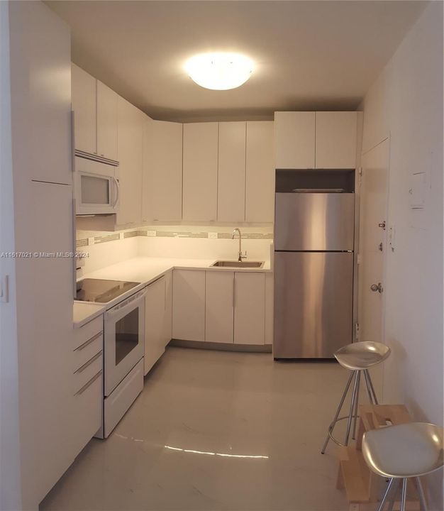 For Sale: $690,000 (1 beds, 1 baths, 960 Square Feet)