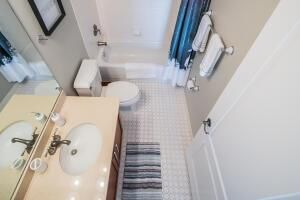 Second bedroom's en suite bathroom