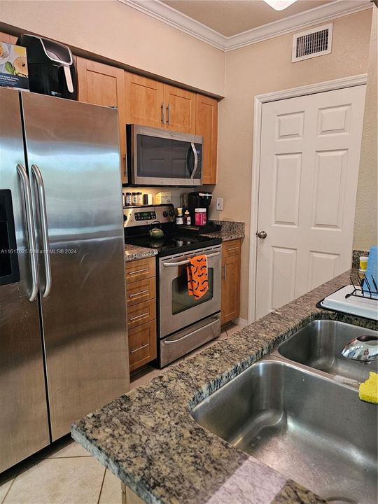For Rent: $1,700 (1 beds, 1 baths, 745 Square Feet)