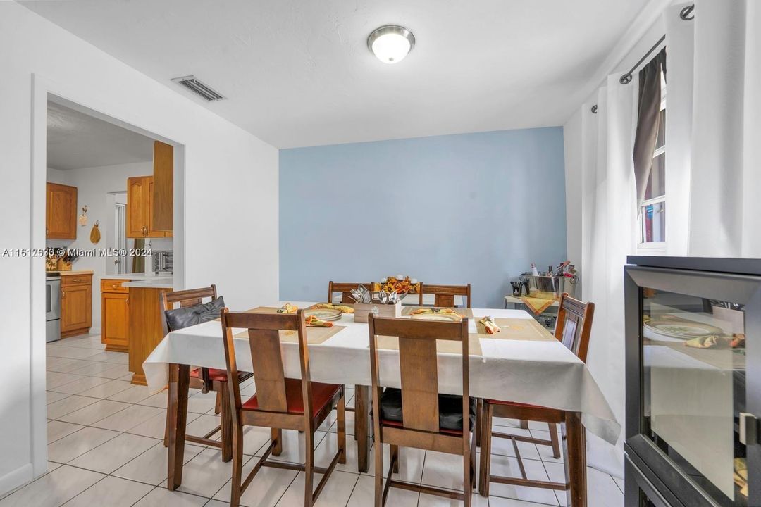 En Venta: $629,999 (4 camas, 2 baños, 2350 Pies cuadrados)