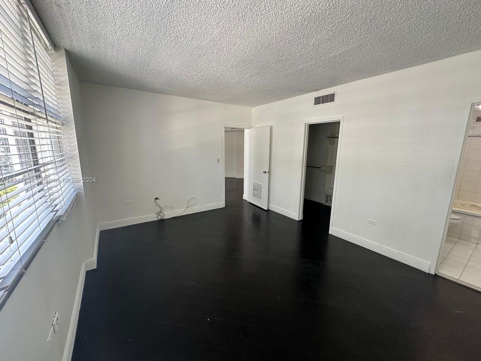 For Rent: $3,000 (2 beds, 1 baths, 1060 Square Feet)