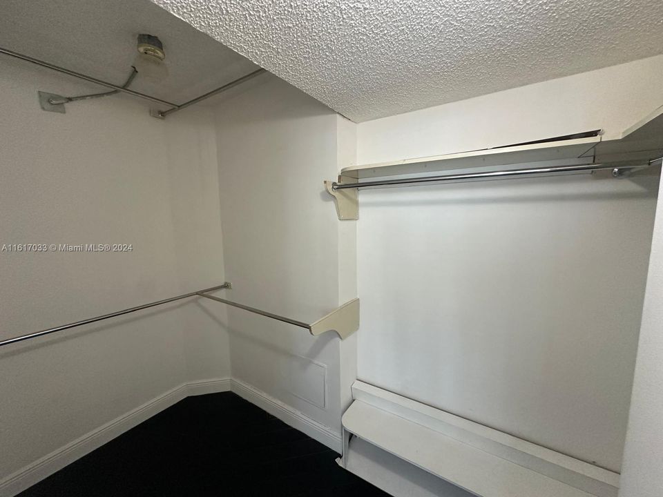 For Rent: $3,000 (2 beds, 1 baths, 1060 Square Feet)