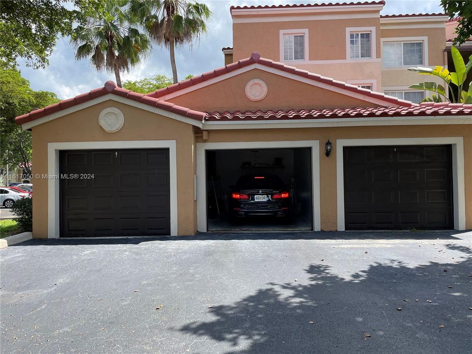 Private detached 1 car garage