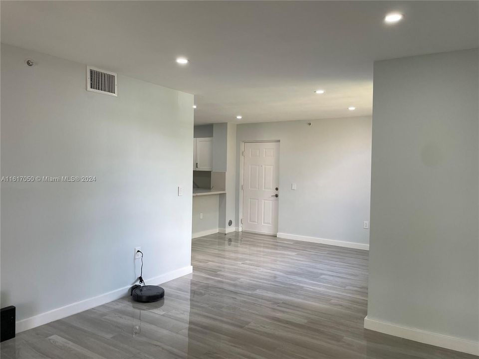 For Rent: $2,200 (1 beds, 1 baths, 700 Square Feet)