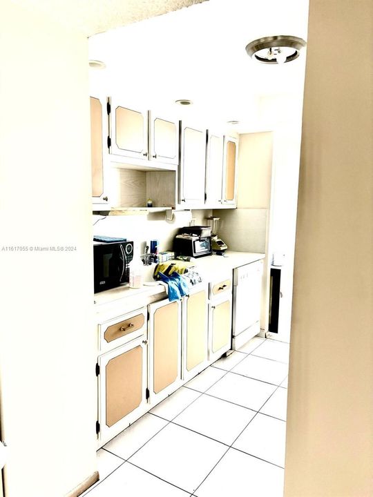 For Rent: $2,295 (1 beds, 1 baths, 938 Square Feet)