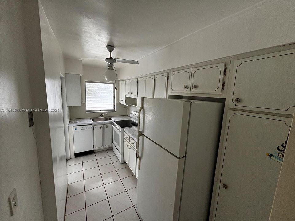 For Rent: $1,800 (1 beds, 1 baths, 736 Square Feet)