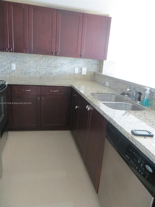 Recently Rented: $2,400 (1 beds, 1 baths, 605 Square Feet)